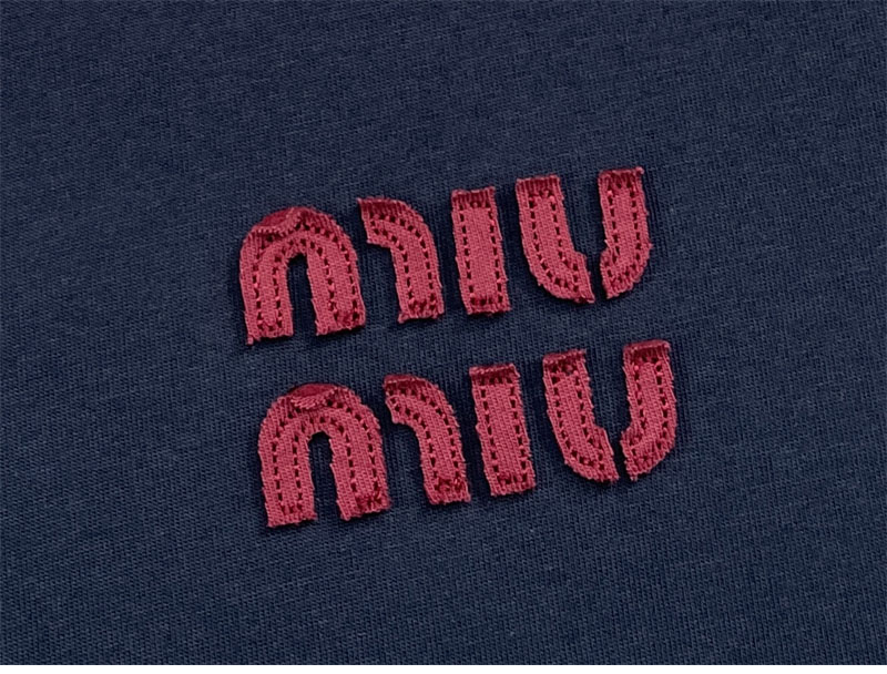 미우미우 【잔디집】 긴팔 티셔츠 코튼 저지 로고 자수 (레어) 착용 이미지